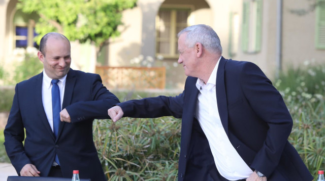 גנץ ובנט בטקס חילופי שר הביטחון (צילום: עודד קרני, לע"מ)