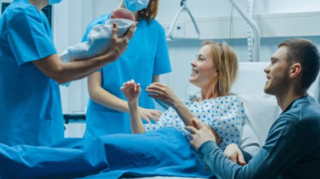 אישה אחרי לידה (צילום: שאטרסטוק)