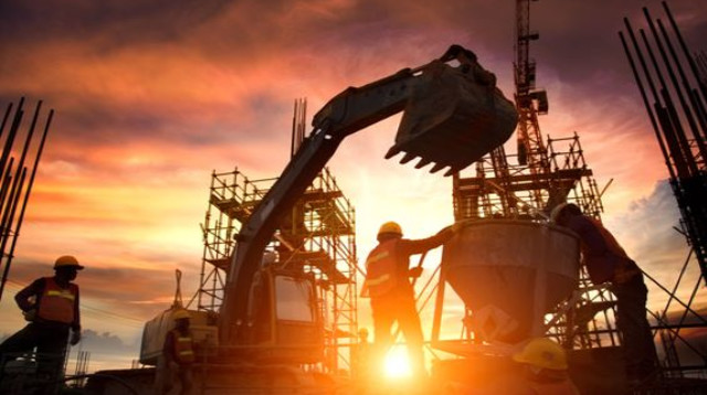 עובדים באתר בנייה (צילום: שאטרסטוק)