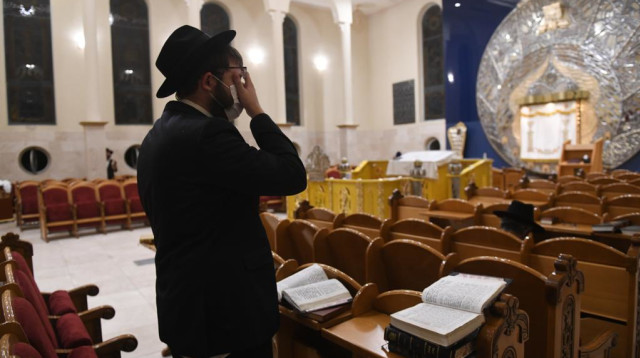 חוזרים לשגרת תפילה בבתי הכנסת בתל אביב (צילום: אבשלום ששוני)