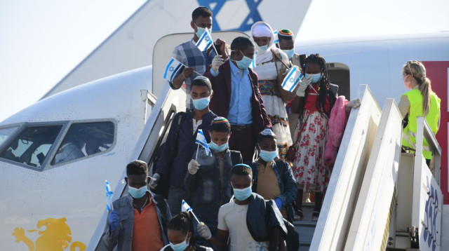 עולים חדשים מאתיופיה עם מסכות בנתב"ג (צילום: אבשלום ששוני)