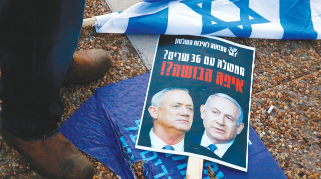 שלט מחאה נגד נתניהו וגנץ (צילום: Jack Guez\ Getty Images)