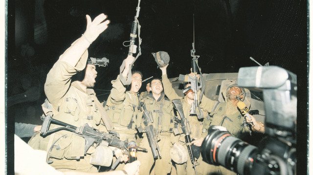 היציאה מלבנון, מאי 2000 (צילום: חיים אזולאי)