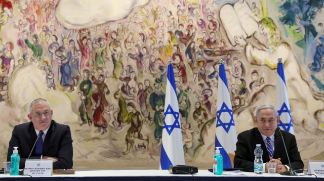 בנימין נתניהו ובני גנץ בישיבת הממשלה (צילום: רויטרס)