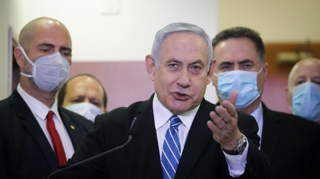 בנימין נתניהו בכניסה לבית המשפט (צילום: יונתן זינדל, פלאש 90)