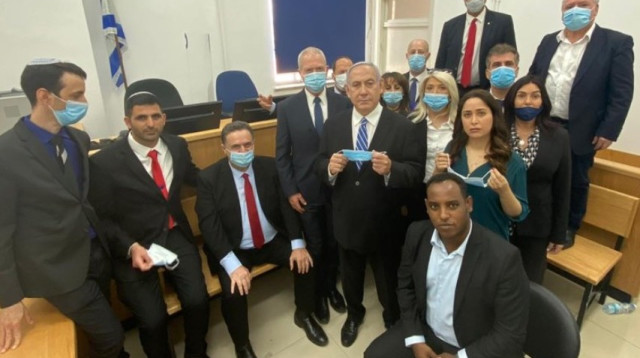 חברי הכנסת מהליכוד עם נתניהו בבית המשפט (צילום: דוברות הליכוד)