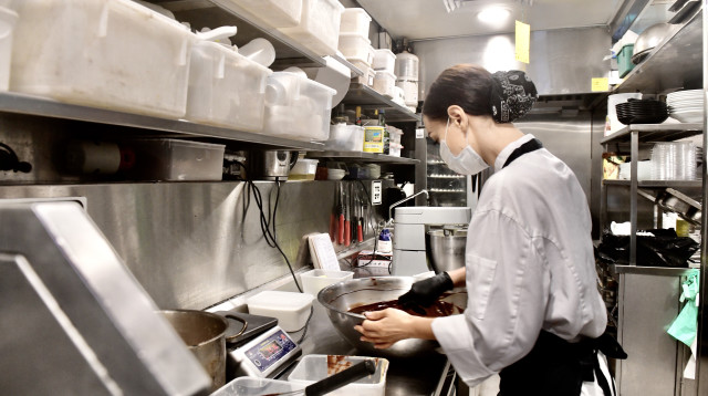 נערכים לפתיחת המסעדות (צילום: אבשלום ששוני)