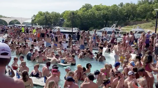 חוגגים ללא מסיכות באגם בסנט לואיס (צילום: רויטרס)