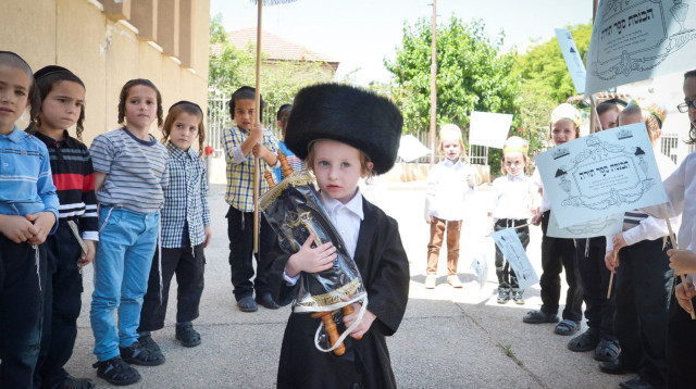 חוגגים שבועות ברחובות (צילום: יוסי זליגר, פלאש 90)