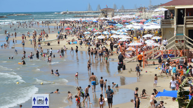 חוף פרישמן בתל אביב התמלא במתרחצים (צילום: אבשלום ששוני)
