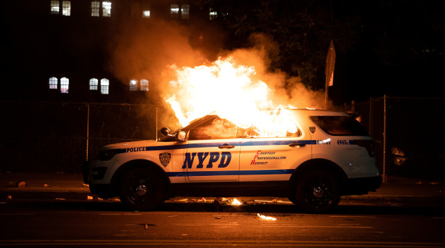 המהומות בארה"ב: ניידת משטרה בניו יורק עולה באש (צילום: רויטרס)