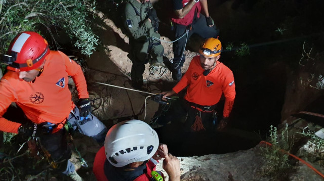 חילוץ הלכודים (צילום: דוברות המשטרה)