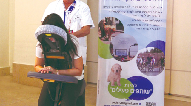 רוני אליהו בעבודתו  (צילום: מיכל להבי)