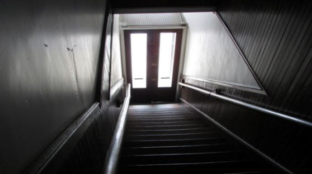 חדר מדרגות חשוך (צילום: שאטרסטוק)