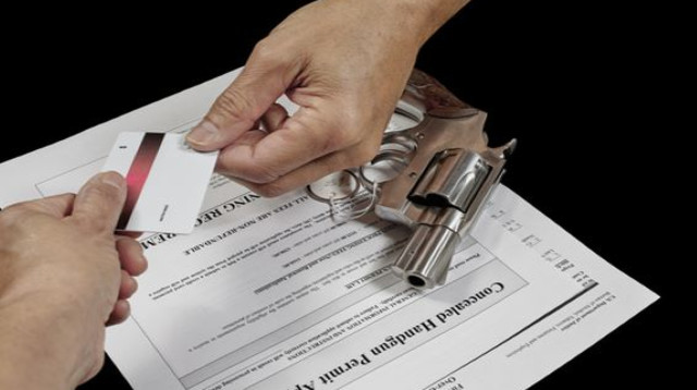 קבלת רישיון נשק (צילום: שאטרסטוק)