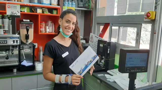 עובדת דור אלון מתאגדת בהסתדרות הלאומית (צילום: דוברות הסתדרות לאומית)