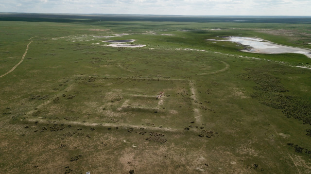 שרידי החומה במונגוליה (צילום: נחם דורון, באדיבות האוניברסיטה העברית)