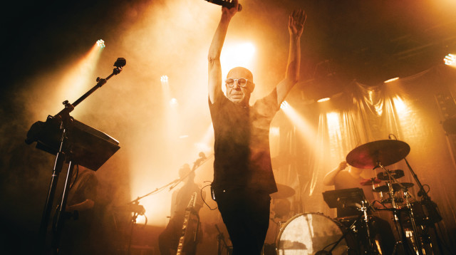 רמי פורטיס בהופעה ב"בארבי" (צילום: אורית פניני)