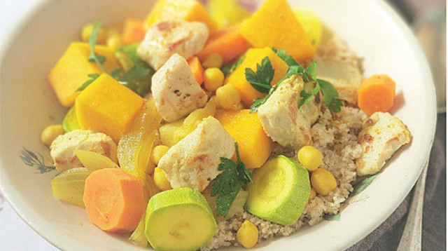 קוסקוס מלא עם ירקות, חומוס וקוביות עוף (צילום: נעמה רן)