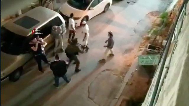 עימות בין פלסטיני לקבוצת מתנחלים בחברון (צילום: צילום מסך,אנשי הדממה)