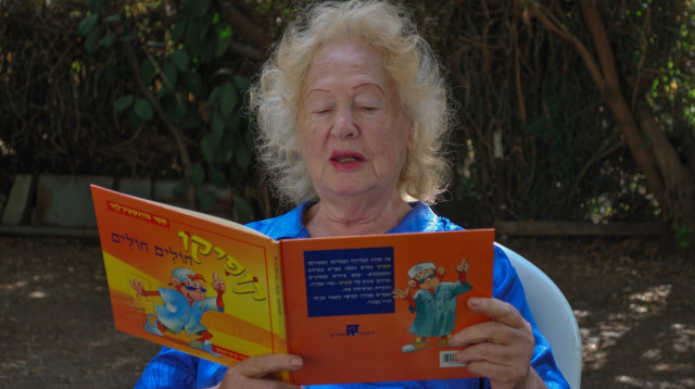 תמר בורנשטיין-לזר מקריאה מקופיקו (צילום: יורם ברק)