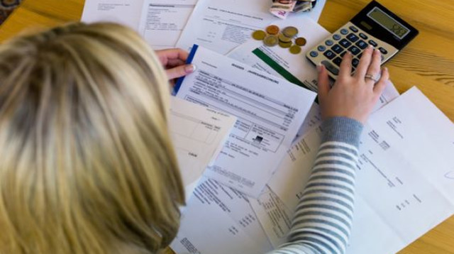 אישה בחובות (צילום: שאטרסטוק)