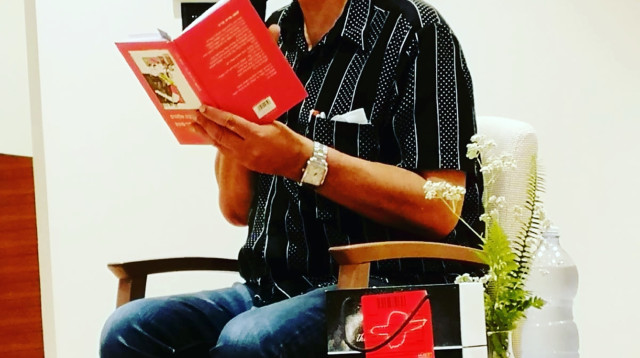 רוני סומק מקריא מספרו החדש (צילום: ליאורה סומק)