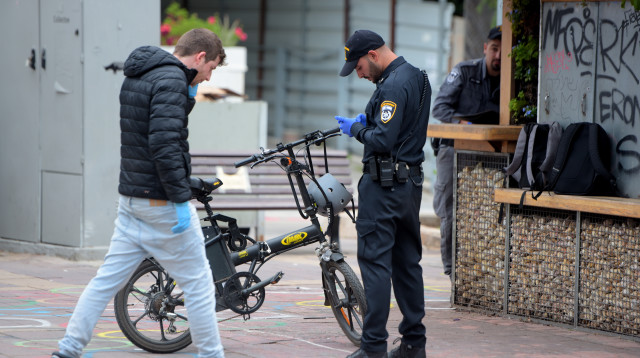 קורונה בישראל: אכיפת מסכות (צילום: אבשלום ששוני)