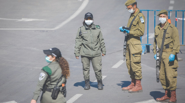 חיילים עם מסיכות (צילום: יונתן זינדל, פלאש 90)