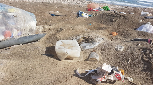 פסולת ימית בחוף קריית חיים (צילום: המשרד להגנת הסביבה,לפרד ארזואן)