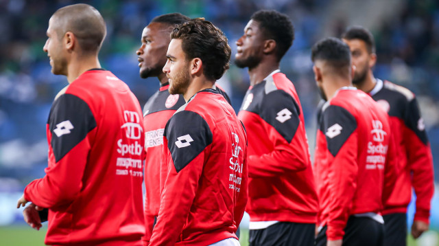 שחקני הפועל חדרה (צילום: מאור אלקסלסי)