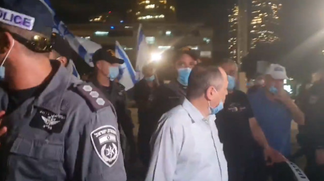 אמנון אברמוביץ' מותקף על ידי פעילי ימין (צילום: צילום מסך)