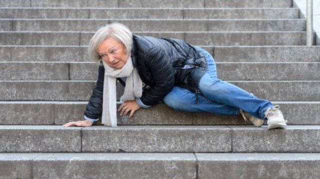 נפילה ברחוב (צילום: שאטרסטוק)