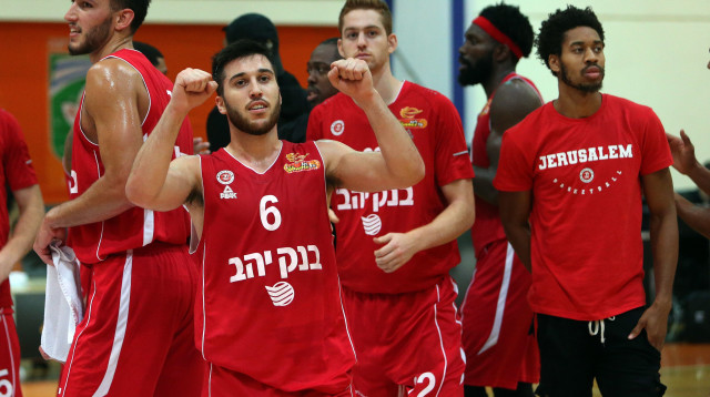 שחקני הפועל ירושלים חוגגים (צילום: אודי ציטיאט)