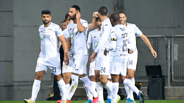 שחקני הפועל חדרה (צילום: אריאל שלום)