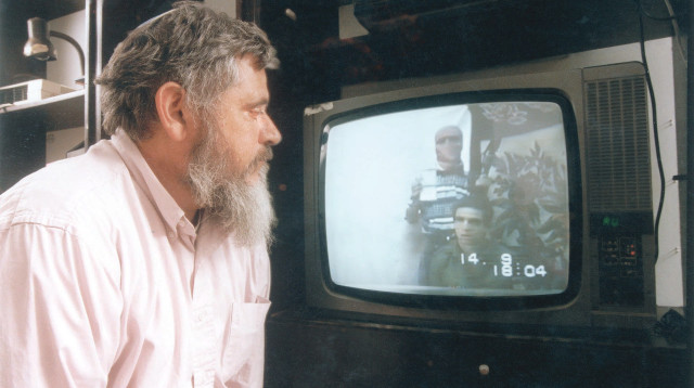 יהודה וקסמן צופה בקלטת של בנו נחשון ז"ל (צילום: פלאש 90)