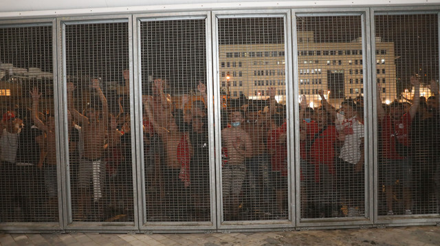 שחקני הפועל תל אביב חוגגים עם האוהדים (צילום: דני מרון)