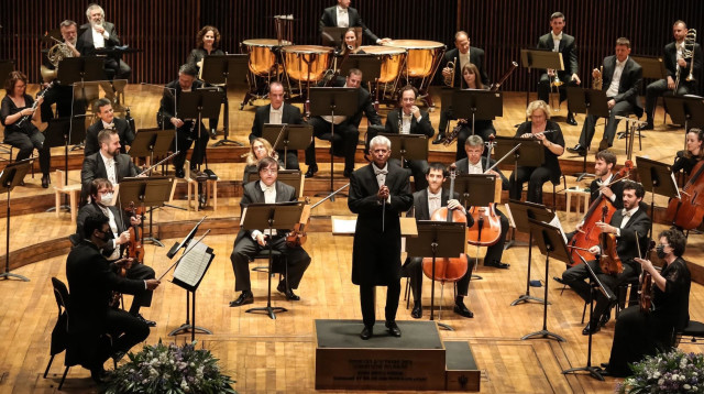 ירון גוטפריד והתזמורת הפילהרמונית (צילום: עודד אנטמן)