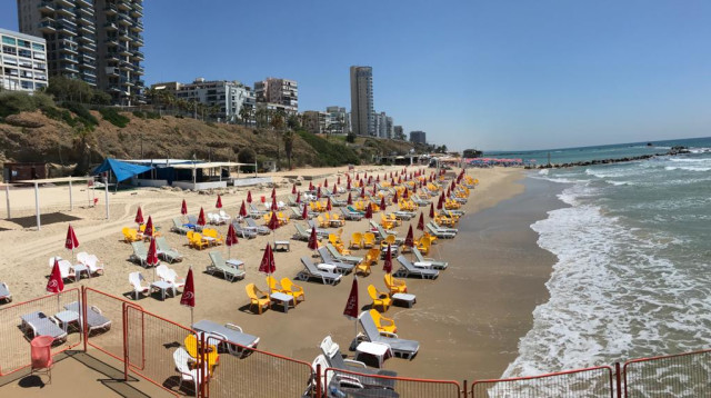 חוף בת ים (צילום: אבשלום ששוני)