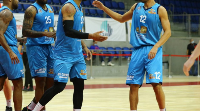 רפי מנקו ושחקני הפועל אילת (צילום: לירון מולדובן, באדיבות מנהלת הליגה)
