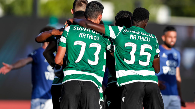 שחקני ספורטינג ליסבון חוגגים (צילום: הטוויטר הרשמי של ספורטינג ליסבון)