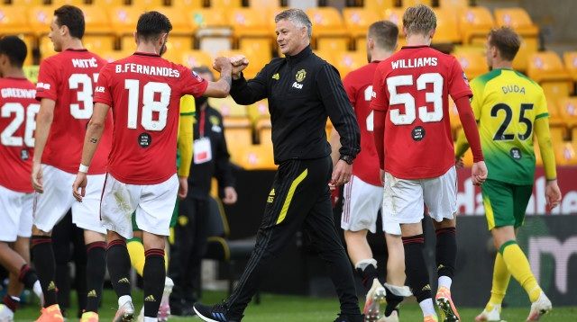 סולשיאר והשחקנים חוגגים את הניצחון (צילום: Joe Giddens/Pool via Getty Images)