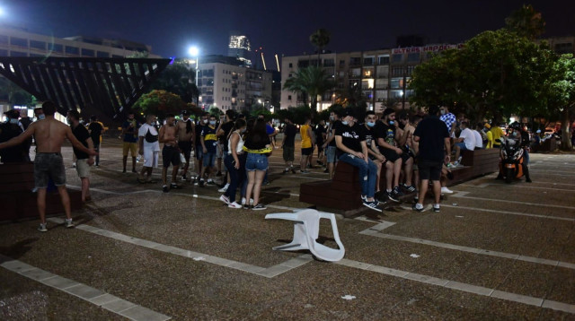 מהומות אלימות בכיכר רבין בת״א לאחר חגיגות האליפות של מכבי (צילום: דוברות המשטרה)
