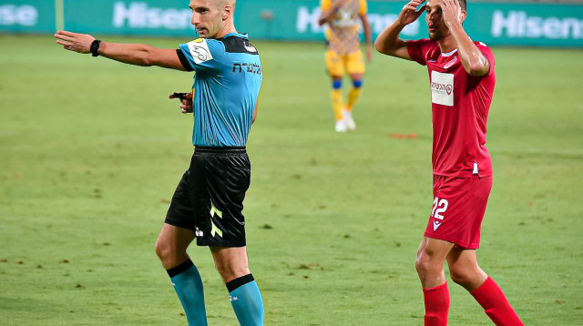 השופט גל לייבוביץ’ מצביע על הנקודה הלבנה (צילום: אריאל שלום)