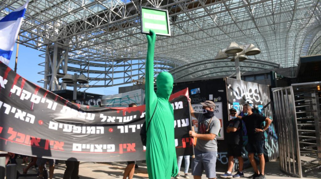 מחאת אנשי התרבות בצומת השלום בתל אביב (צילום: אבשלום ששוני)