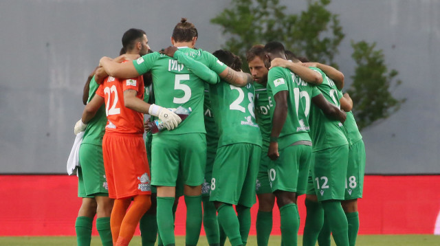 שחקני הפועל כפר סבא (צילום: אודי ציטיאט)