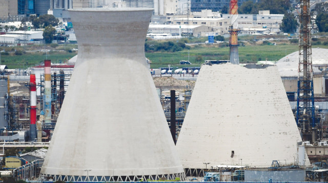 בתי הזיקוק בחיפה (צילום: מאיר וקנין, פלאש 90)