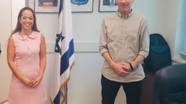 ח”כ חילי טרופר, הילה קניסטר בר דוד (צילום: באדיבות מנהלת ליגת העל לנשים בכדורסל)