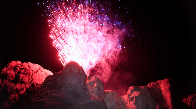 ה-4 ביולי: זיקוקים בהר ראשמור (צילום: רויטרס)