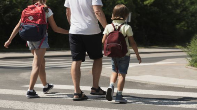 תלמידים בדרך לבית הספר (צילום: שאטרסטוק)